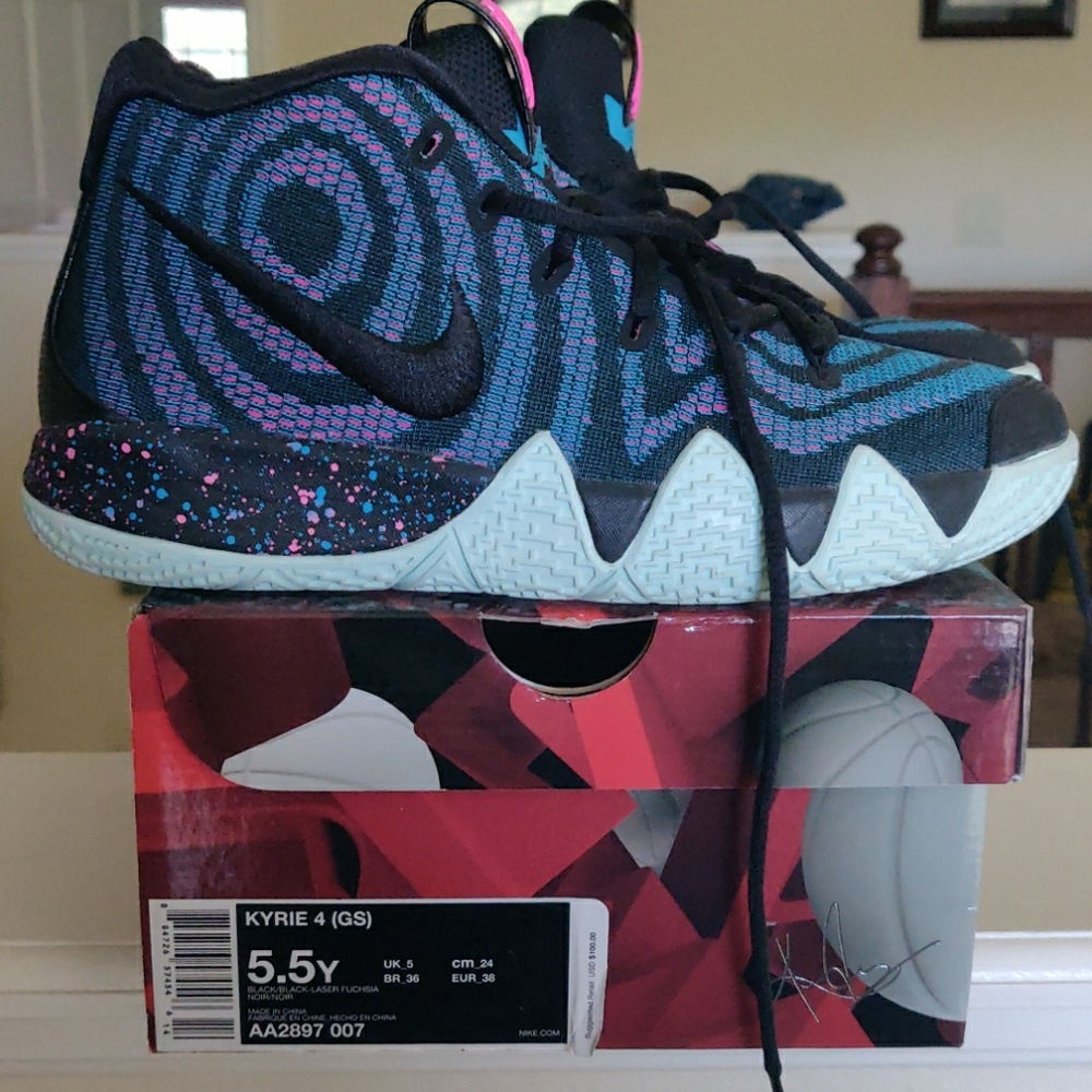 Nike (Kyrie 4) 5.5Y